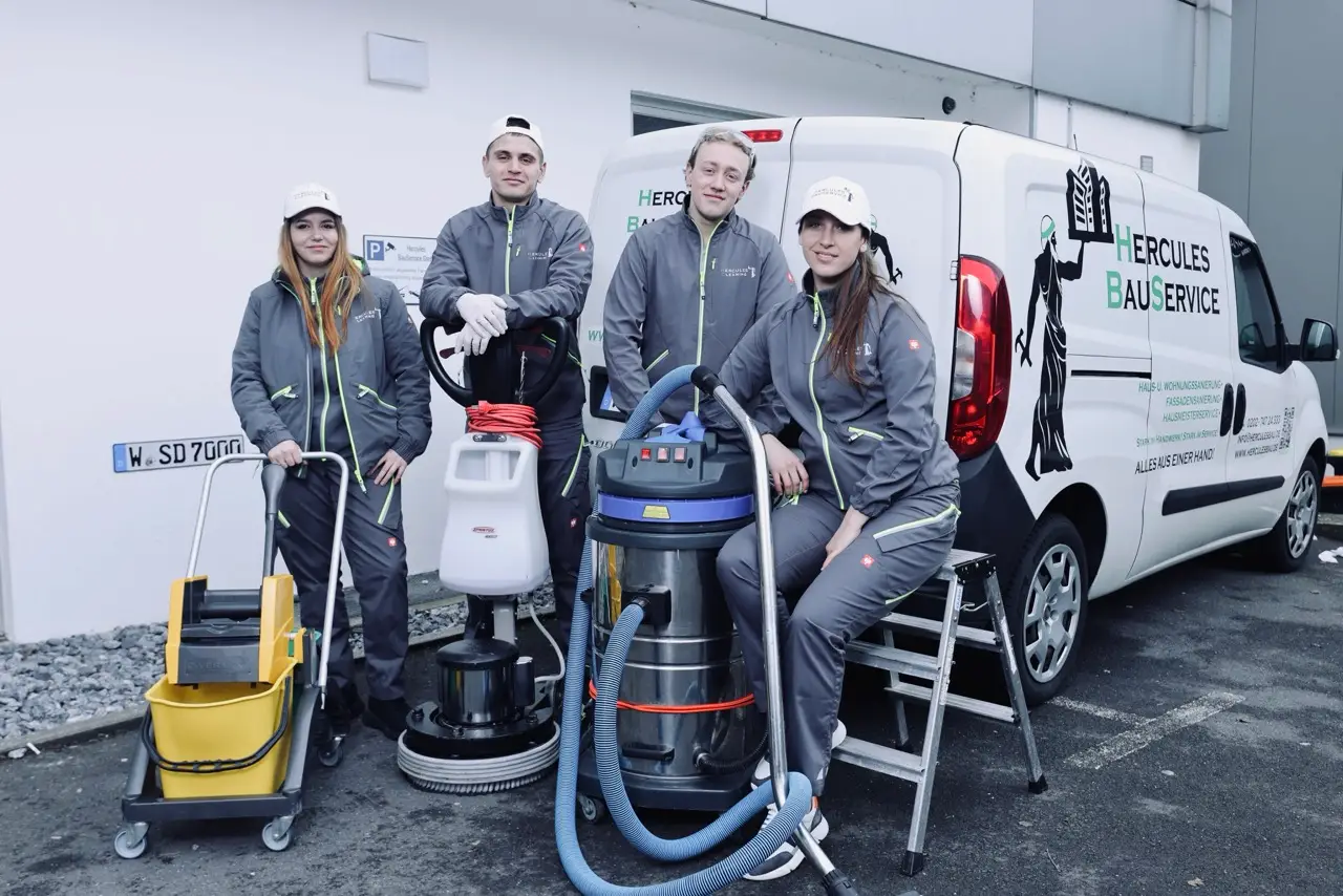 Team von Hercules BauService mit professionellen Reinigungsgeräten vor Firmenfahrzeug